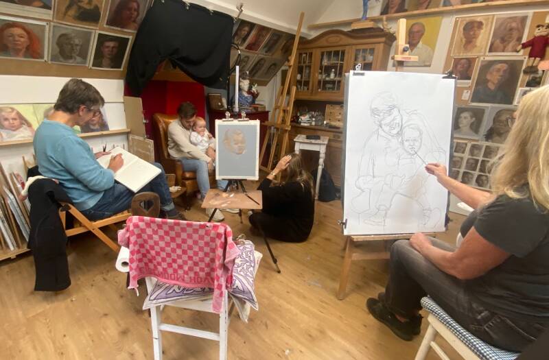 Het Deventer Portretatelier bestaande uit Claar van Leent Chretien Goos en Wendy Rutgers ontvangen het  jongste model in het atelier 