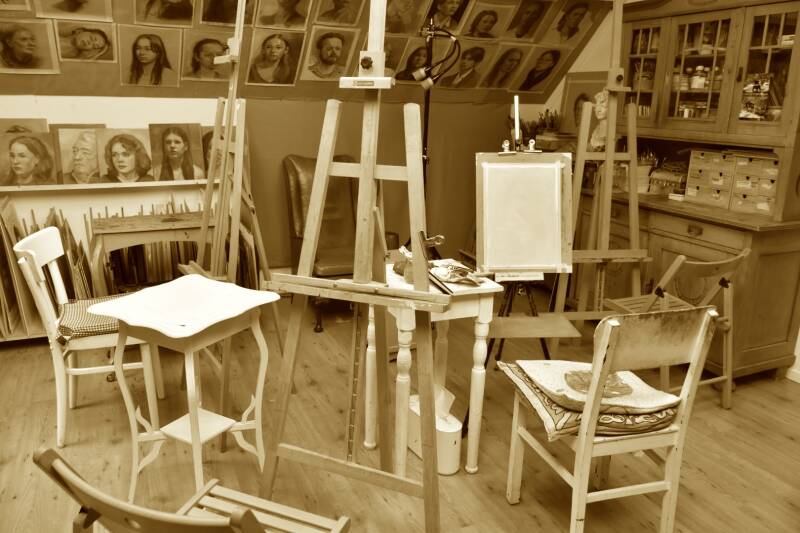 Het atelier van Claar van Leent heeft ruimte voor 4 enthousiaste fanatieke schilders of tekenaars die het vak willen leren en breid zijn te leren 