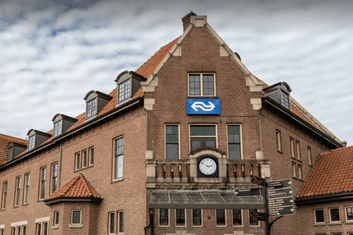 De cursist die met de trein komt wordt opgehalald en weer teruggebracht van en naar station Deventer