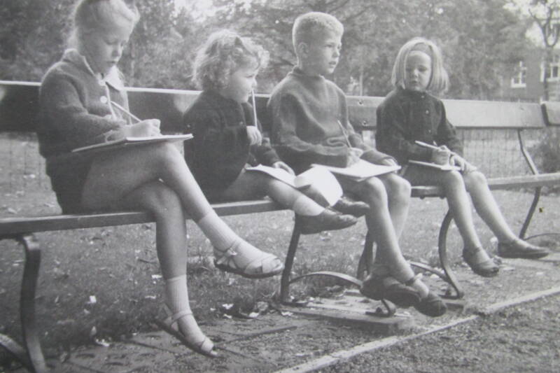 een jeugdfoto van de kinderen Van Leent, waar de 4 kinderen tekenden in de dierentuin 
