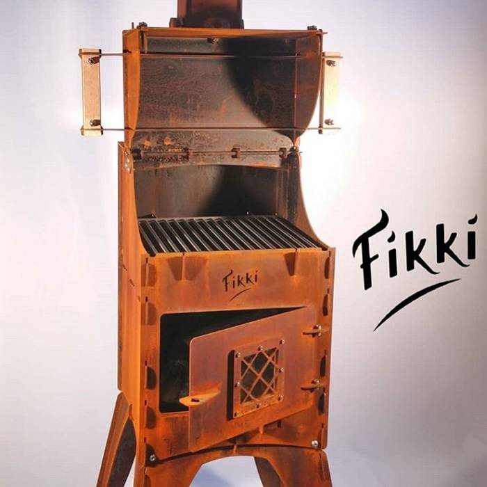 Hout vuur stoken in een big green egg 