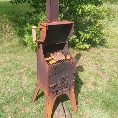 Hout stoken in een kamado bbq 