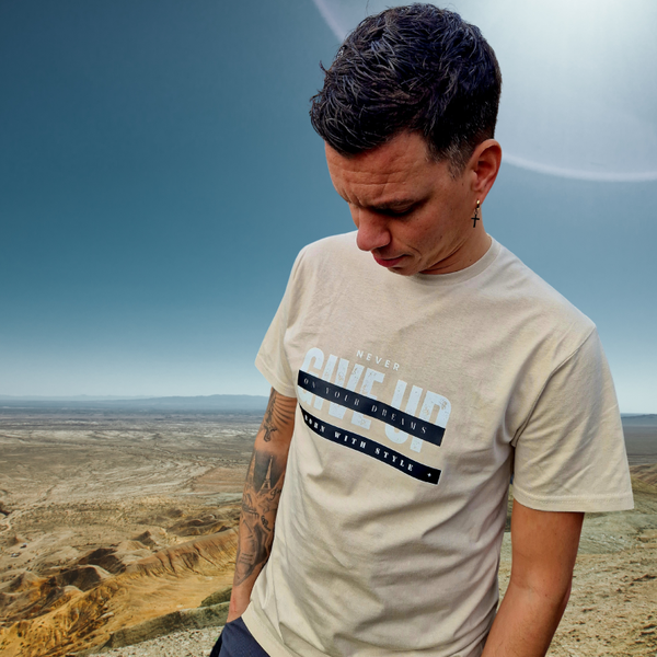 Heren Shirt / Sand/ Never Give up