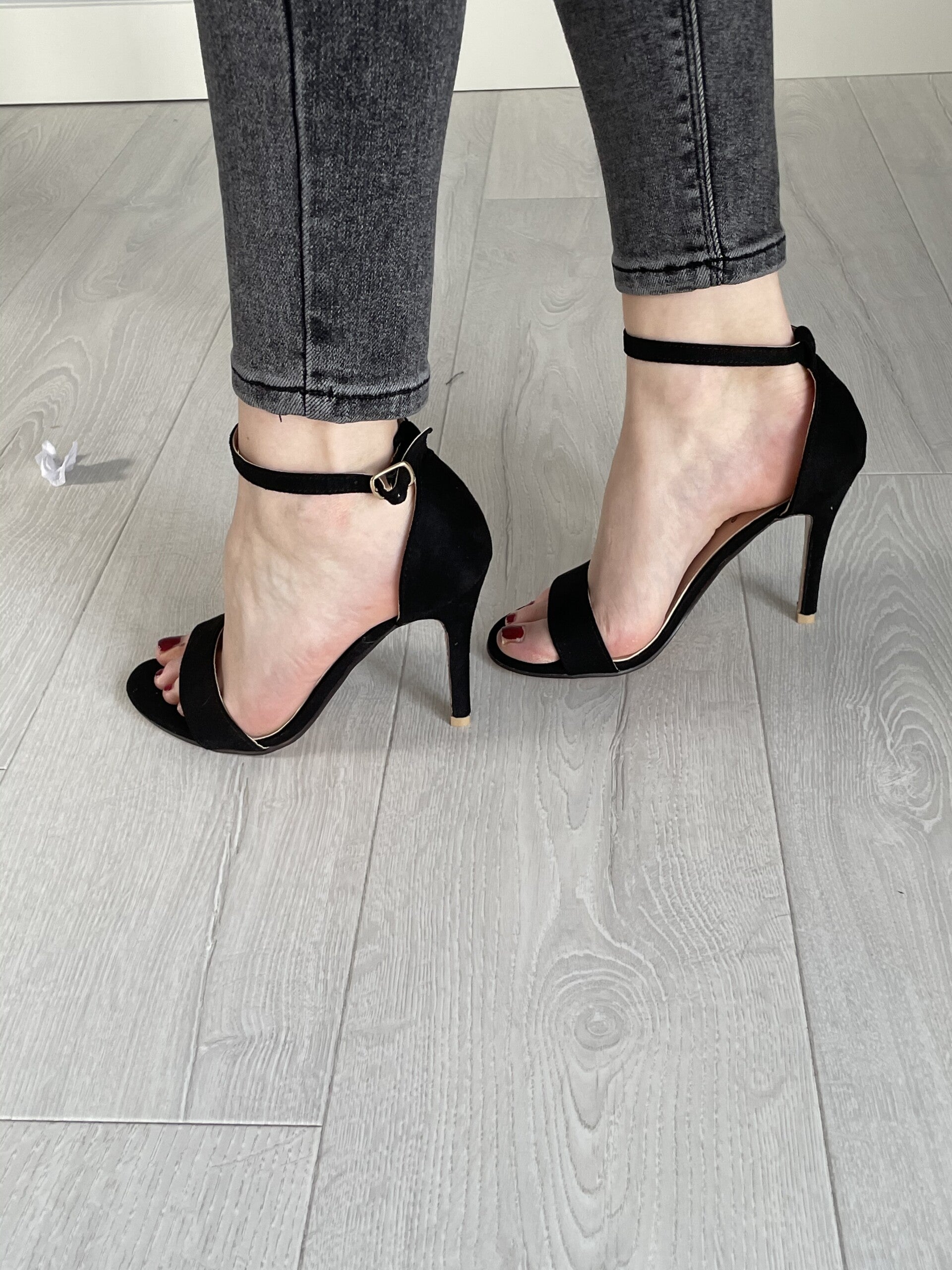 Zwarte hakken met dunne hak | FashionLabelA