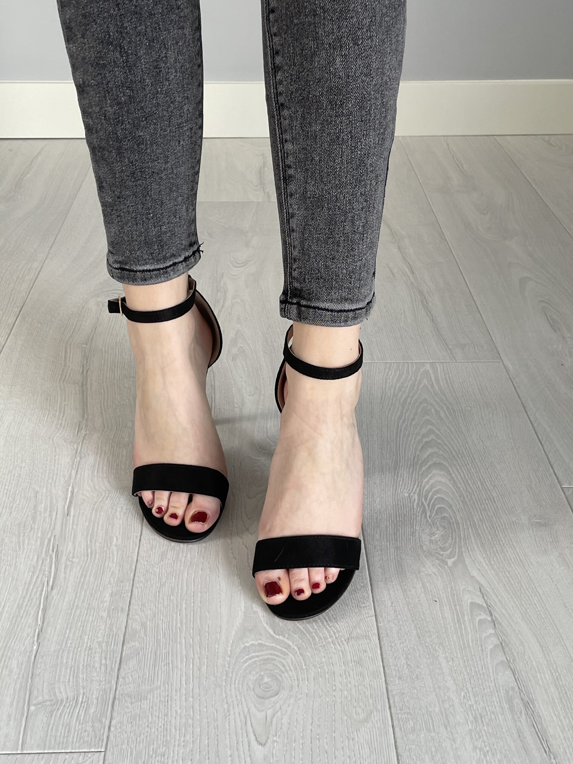 Zwarte hakken met dunne hak | FashionLabelA