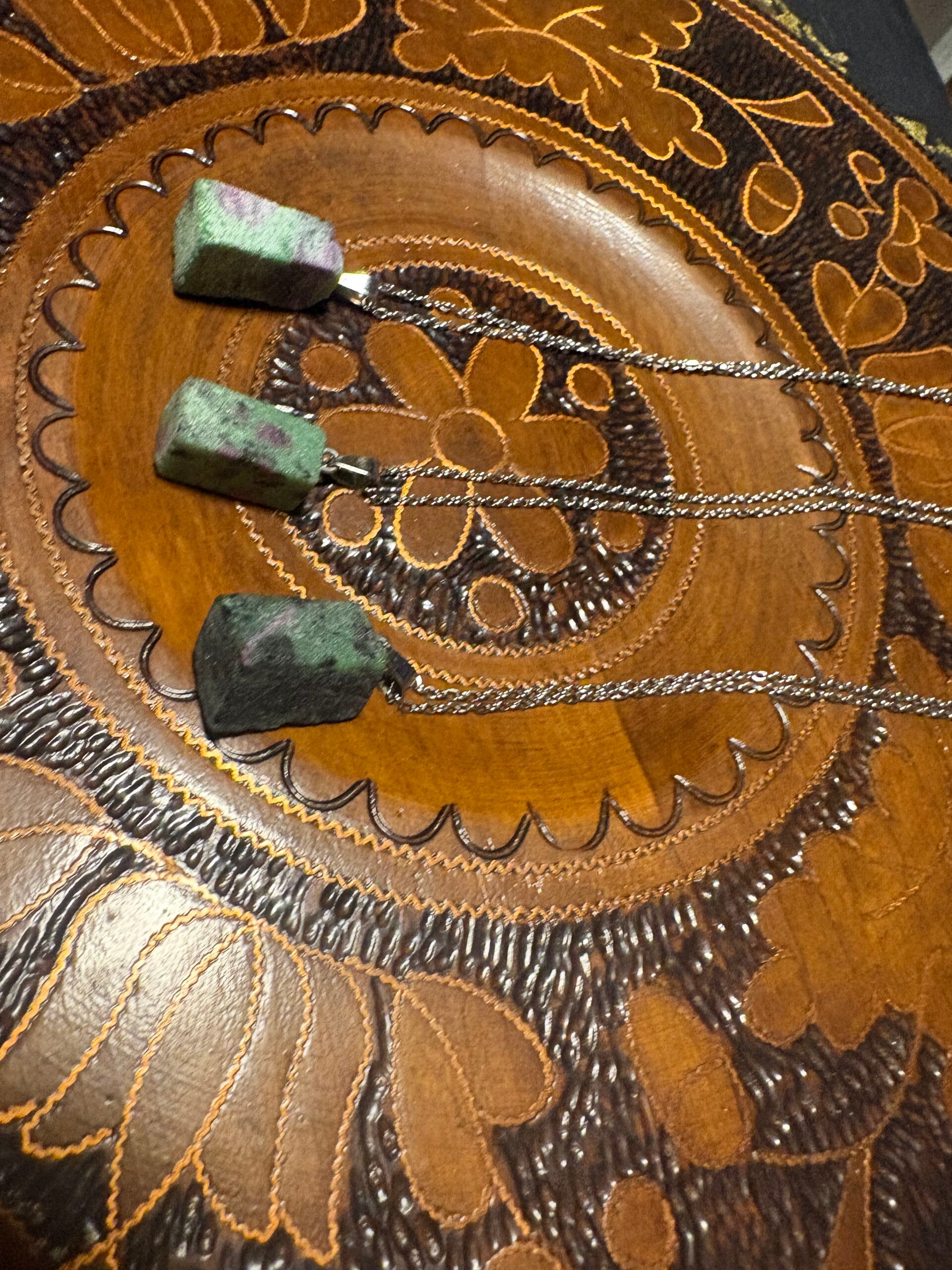 Natuurlijke Robijn in Zoisiet Ketting – ❤️💚