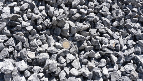 Grijs antraciet/ zwart natuursteen Grijs natuursteen/Ardennersplit 14/25mm