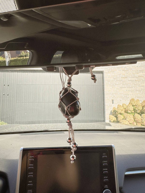 Zwarte toermalijn hanger voor je achteruitkijkspiegel