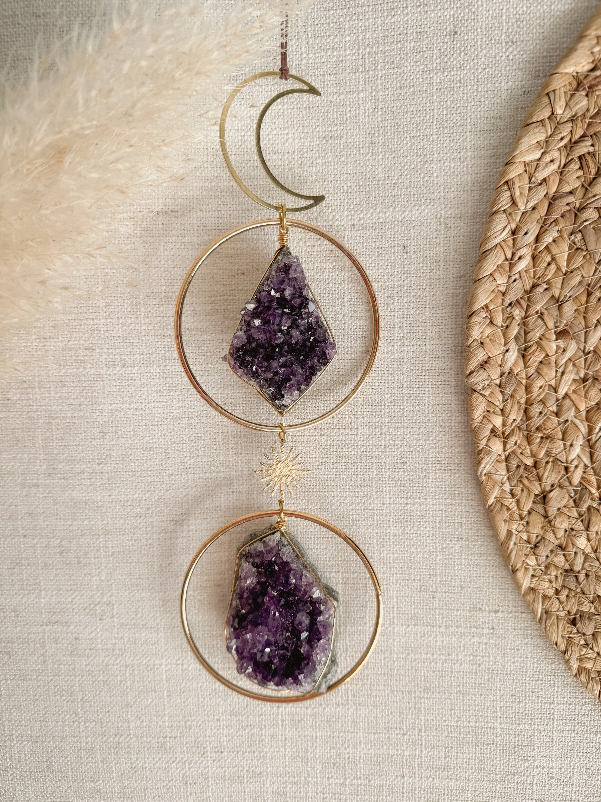 Handgemaakte edelsteen hanger met amethist met gouden maan en gouden ringen