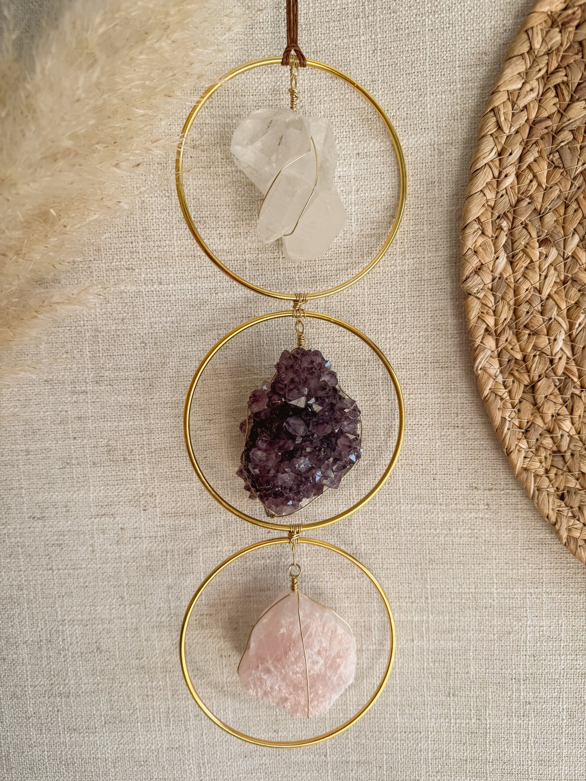handgemaakte edelsteen hanger met gouden driehoek edelstenen bergkristal amehtist en rozenkwart in gouden ringen