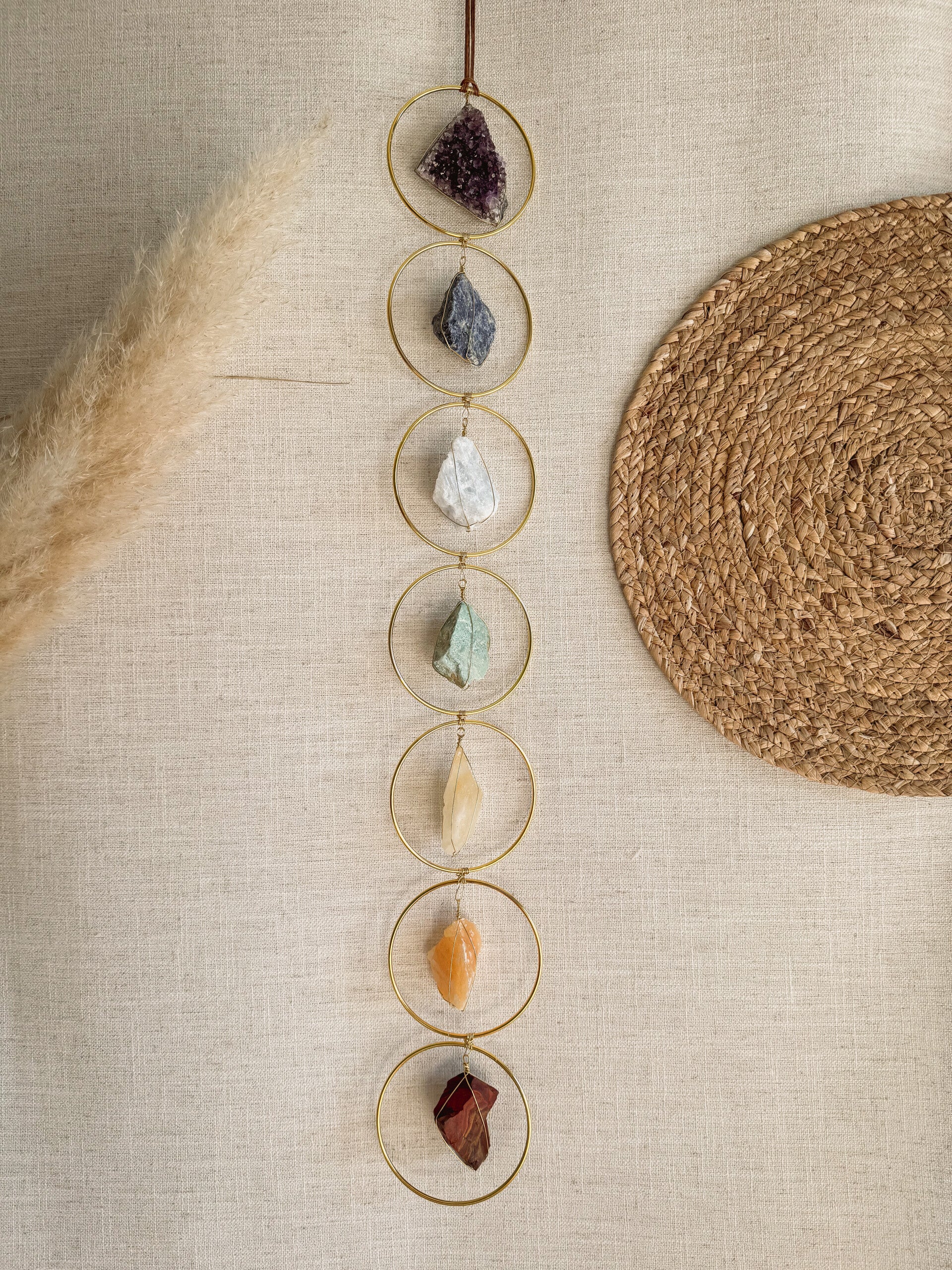 handgemaakte chakra hanger met amethist sodaliet blauwe calciet fuschiet citrien oranje calciet en rode jaspis in gouden ringen