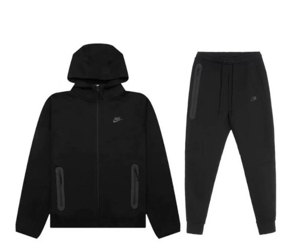 Nike Tech Anzug
