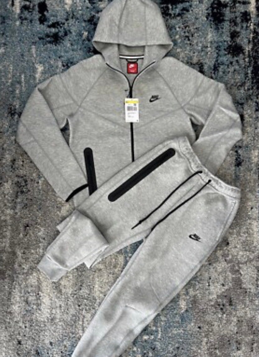 Nike Tech Anzug