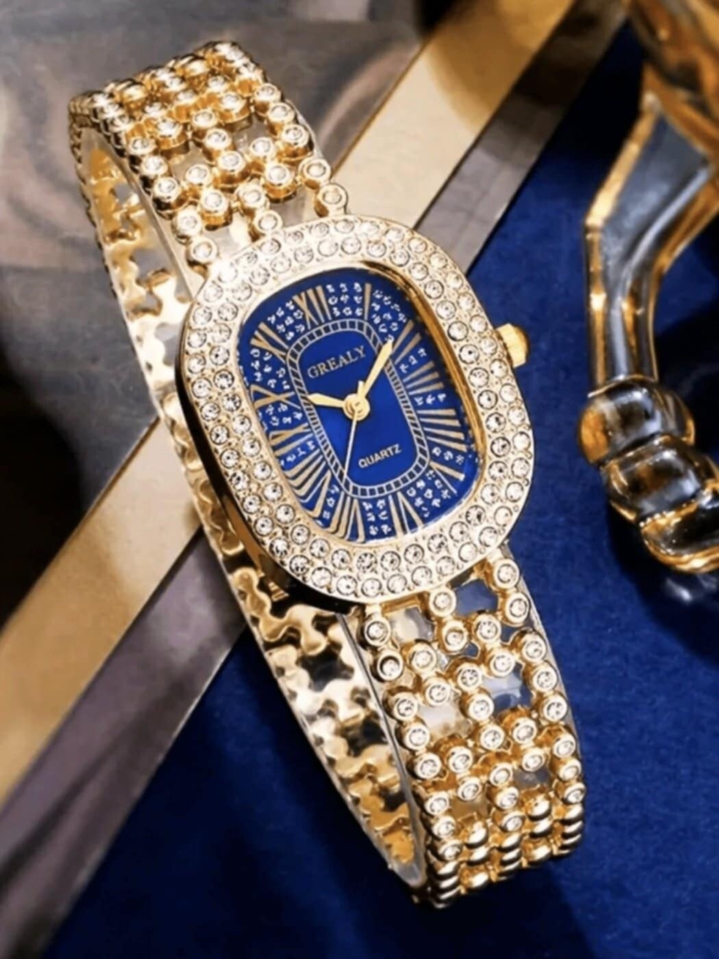 Montre en cristal élégant avec des strass