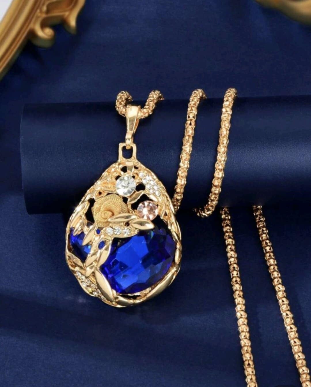 Collier pendentif luxueux avec chaîne doré, pierre gemme forme de goute d’eau
