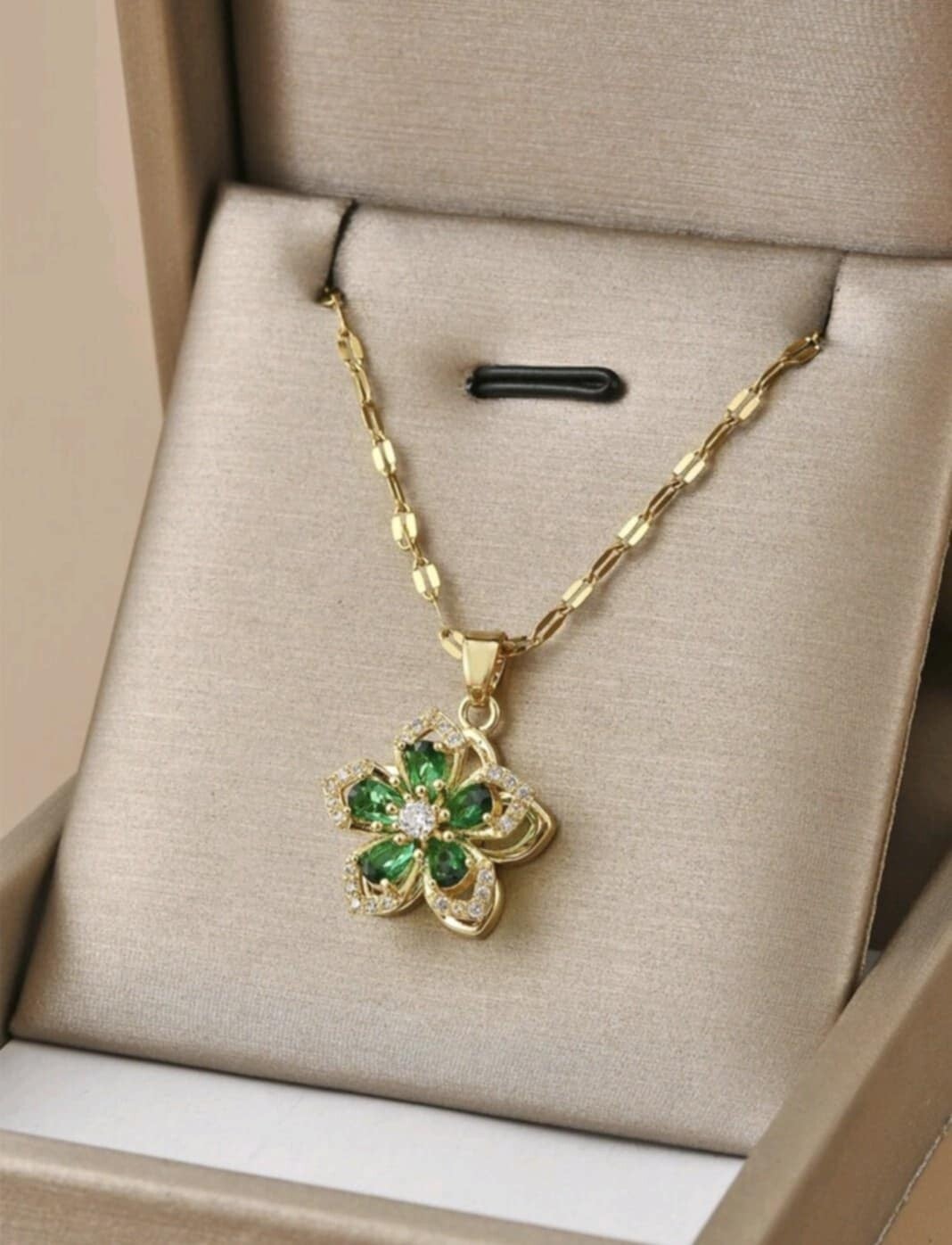 Collier avec pendentif fleur à cinq pétales tournantes