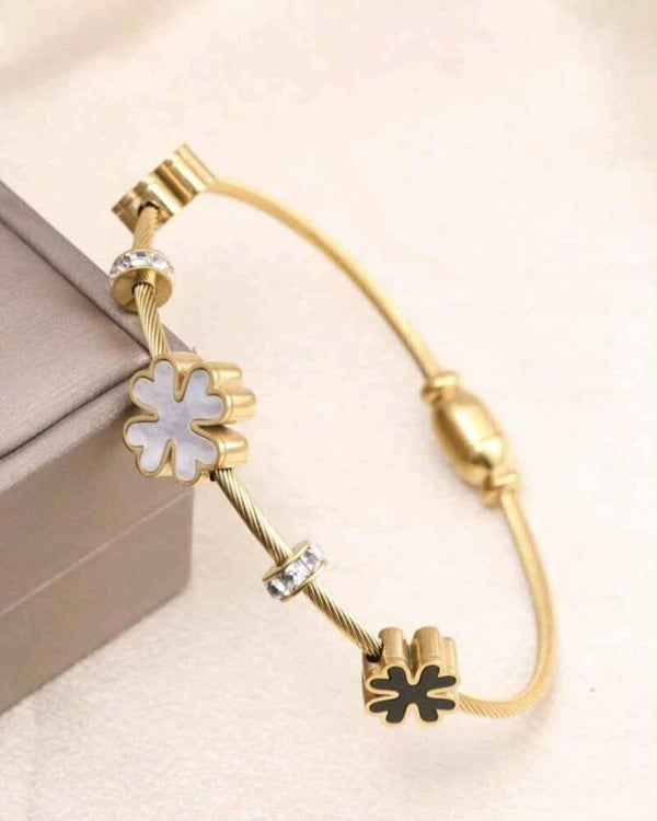 Bracelet avec trèfle et strass