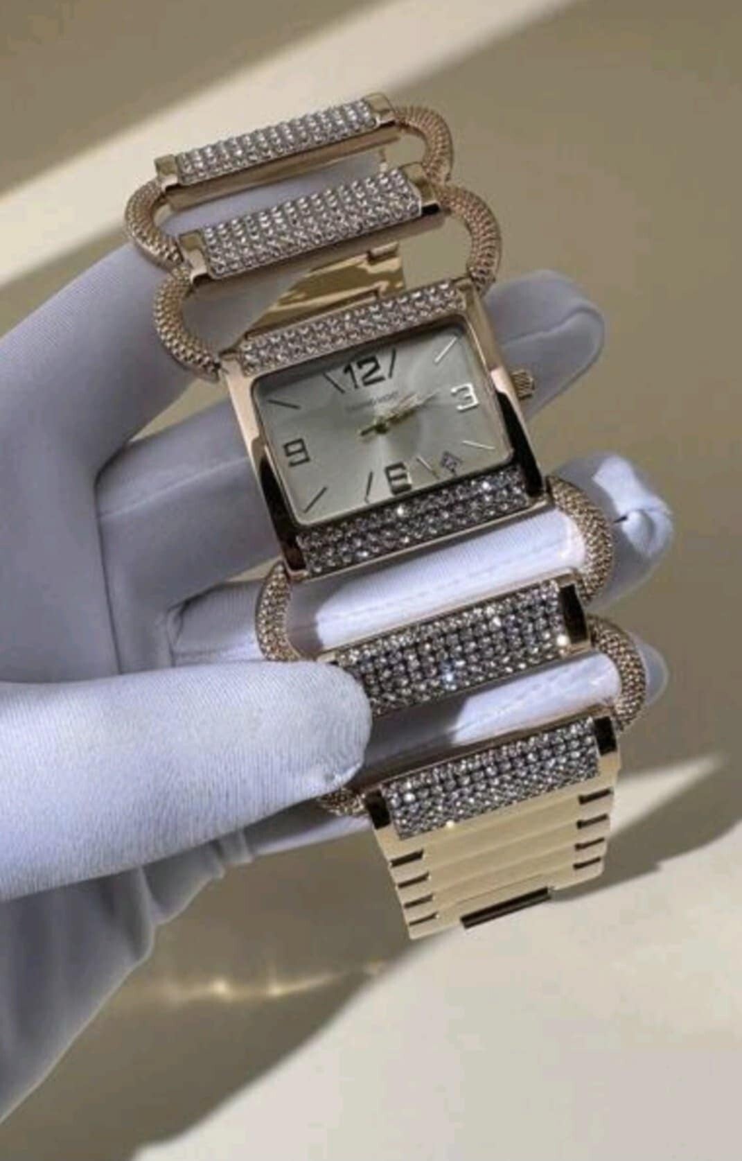 Montre luxueuse élégante avec diamants design unique