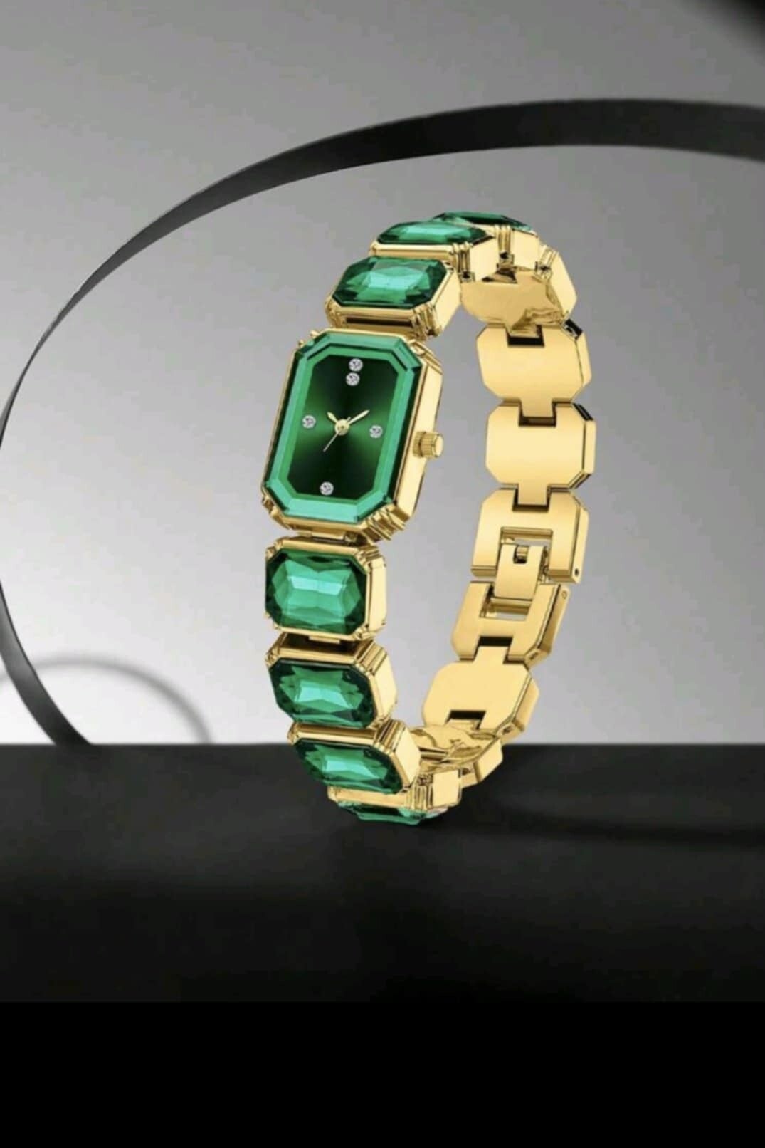 Montre couleur verte diamants