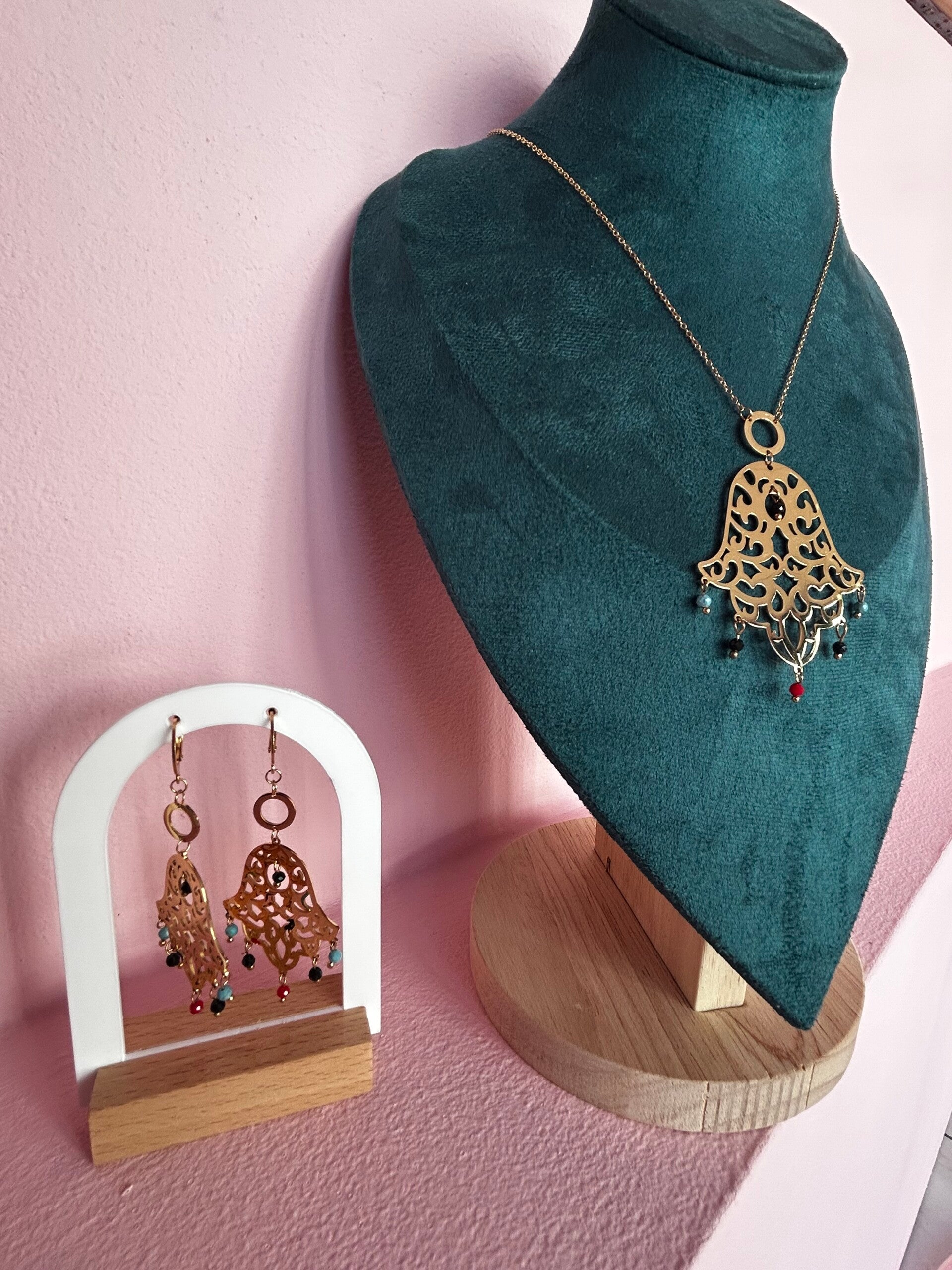 Collier main de Fatma pendentifs colorés et boucles