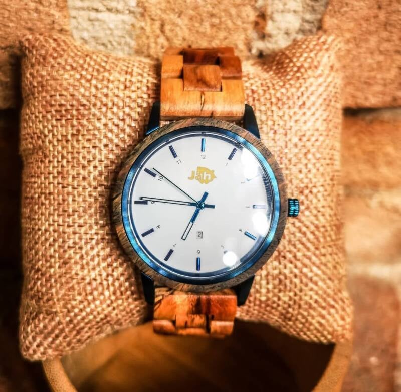 Orologio JAH con quadrante bianco pulito e cassa in legno chiaro, un classico intramontabile per ogni occasione.