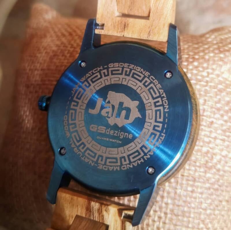 Fondello di alta qualità in metallo blu con l'incisione circolare del logo JAH e dettagli del modello.