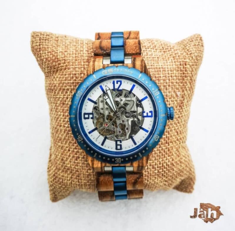 Primo piano dell'orologio con cassa in legno e dettagli blu.