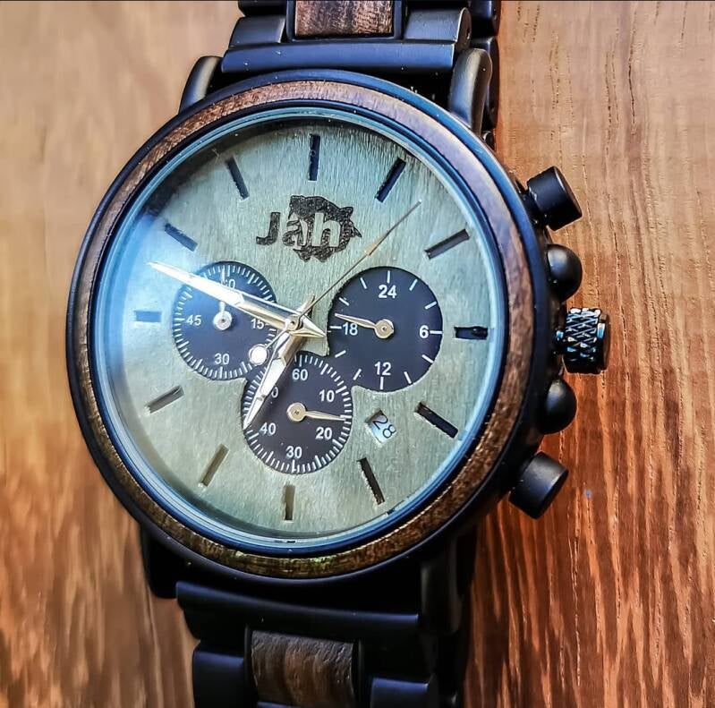 Orologio cronografo con quadrante verde e cinturino misto, unisce la calore del legno alla robustezza del metallo.
