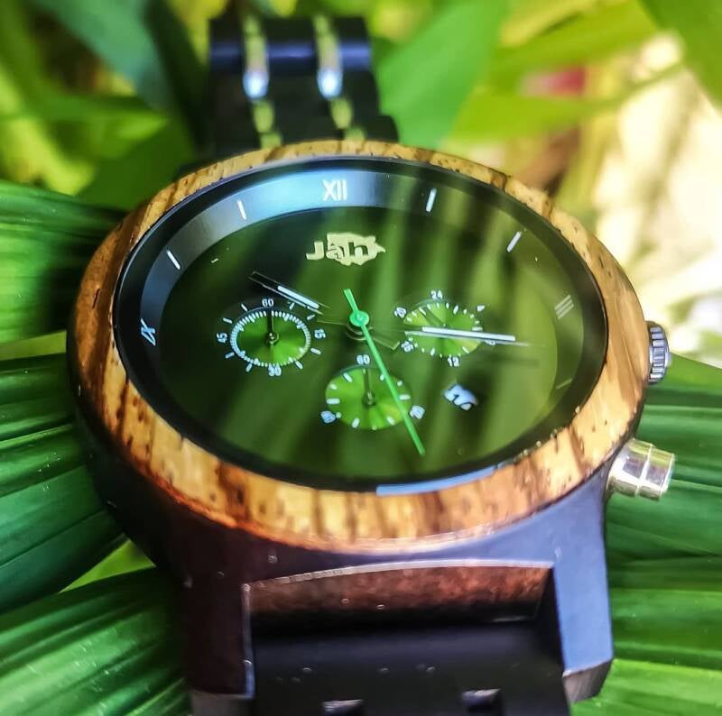 Cronografo JAH con quadrante verde brillante e cassa in legno naturale chiaro, perfetto per un look distintivo