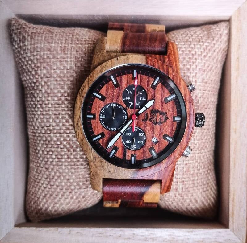 Cronografo JAH in legno chiaro, con quadrante a contrasto scuro, presentato in una confezione regalo di qualità superiore.