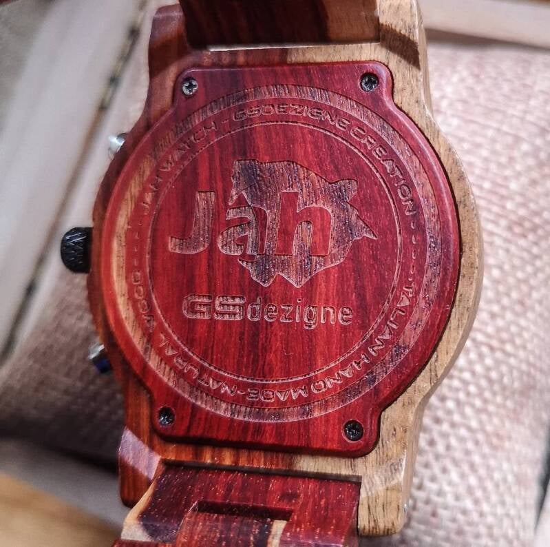 Personalizzazione esclusiva: il fondello di un orologio JAH con l'incisione del marchio e dettagli intricati, per un pezzo unico.