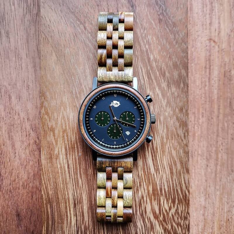 Elegante orologio interamente in legno chiaro, con quadrante scuro e lancette luminescenti per una leggibilità ottimale.