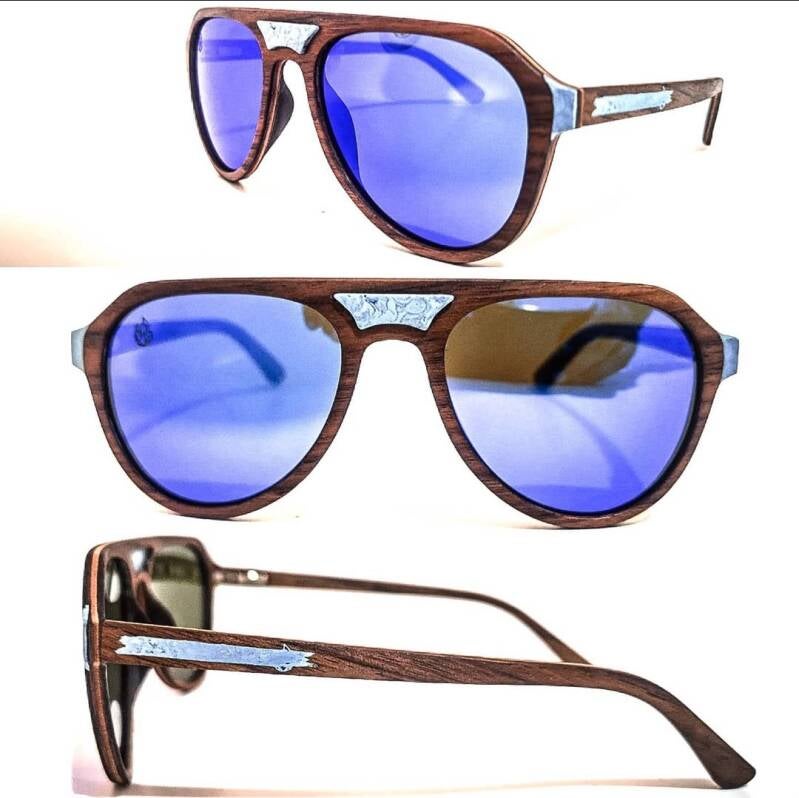 "Il classico rivisitato in chiave eco-sostenibile: occhiali da sole stile aviatore con montatura in legno e lenti a specchio blu, per uno stile intramontabile.