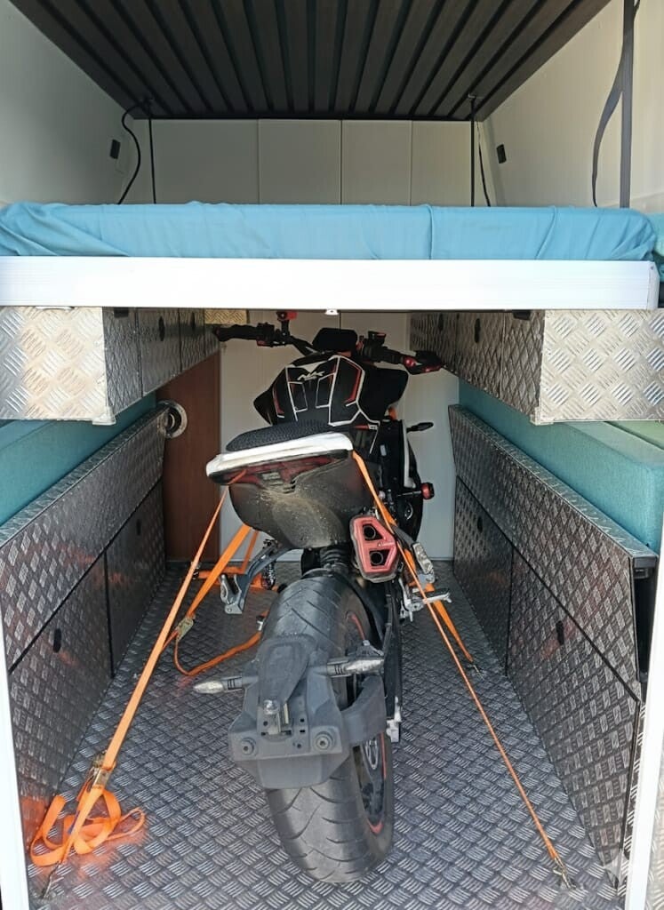 Camperización de furgón-vivienda homologada para viajar a 120 km/h.
