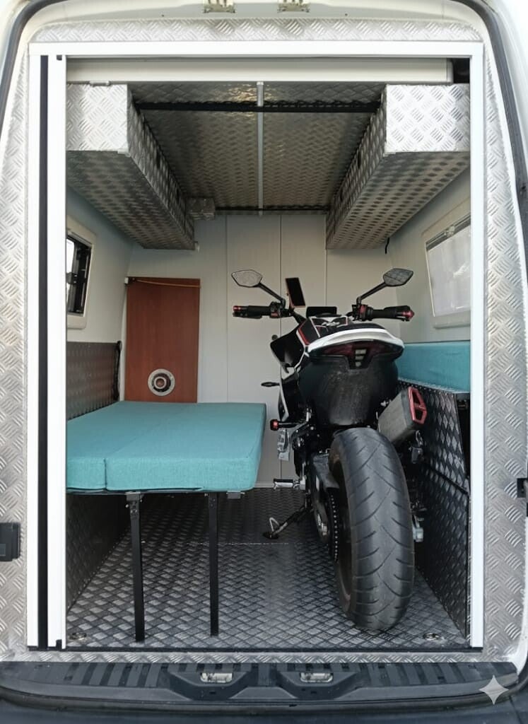 Camperización personalizada para transporte de motos y aventura.
