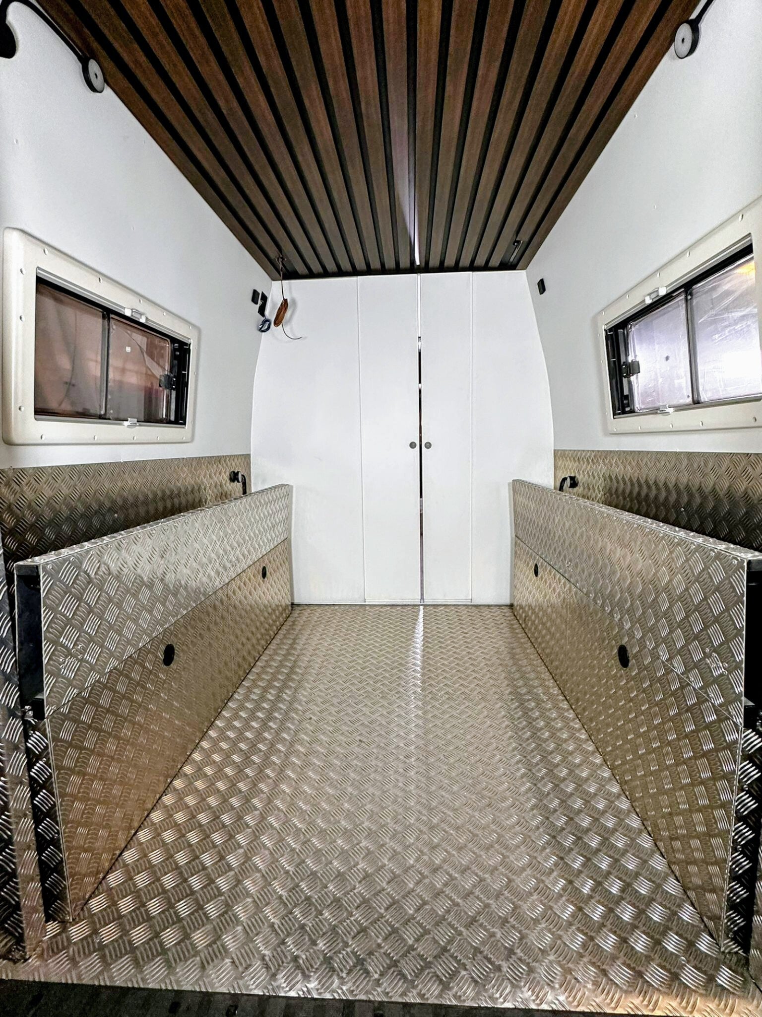 Expertos de Rodamundos Fusión realizando instalación eléctrica camper legalizada.