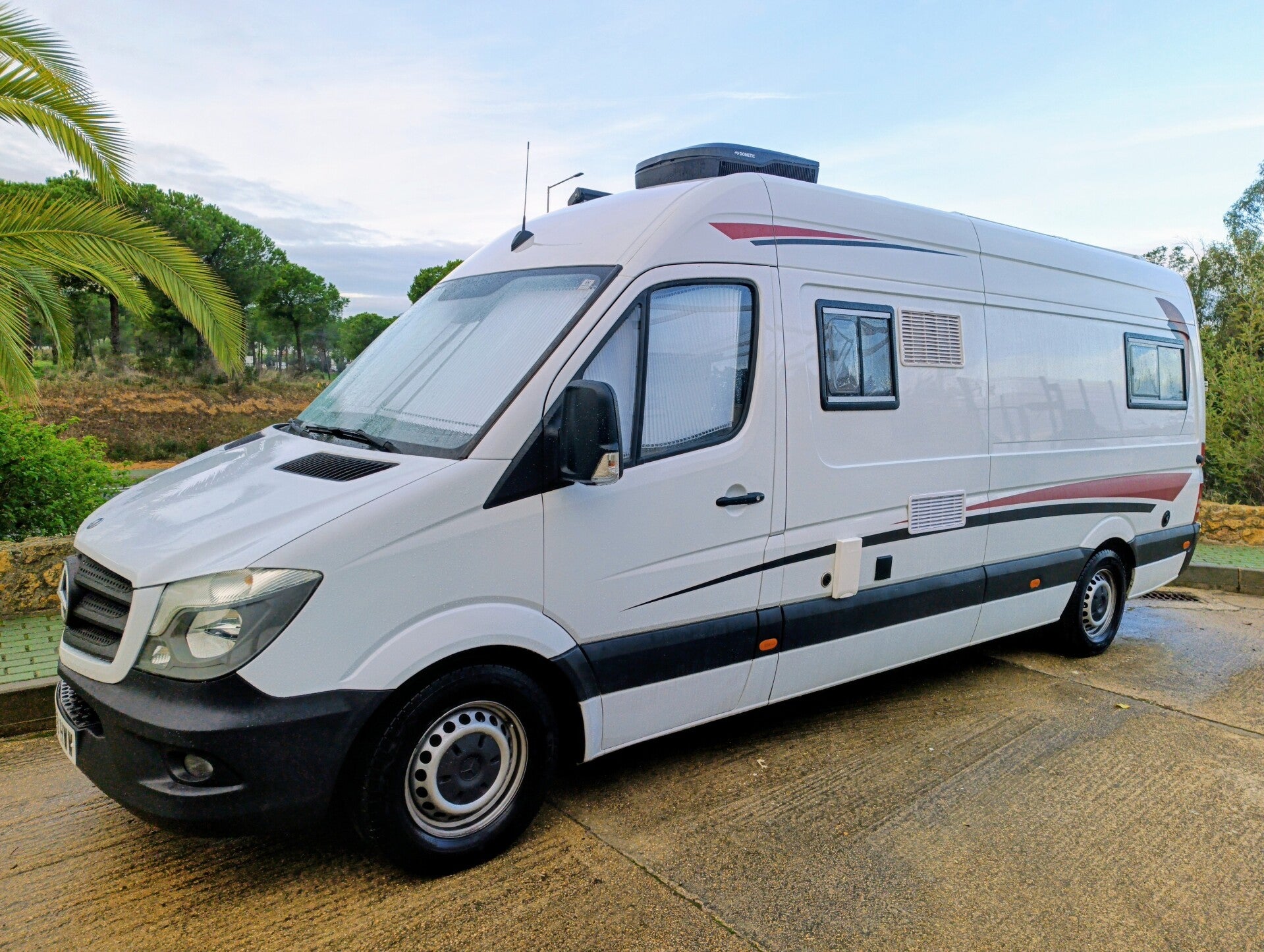 Furgoneta camper terminada con materiales resistentes para el Norte de España.