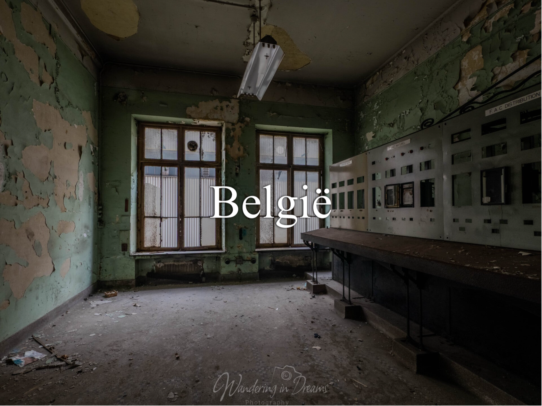 Hal met controlekamer in verlaten urbexfabriek Jungle Factory met licht dat door het raam op de controlepanelen schijnt