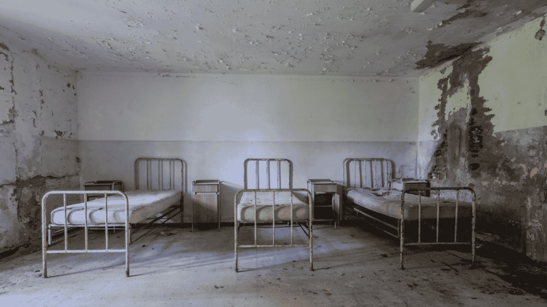 Authentieke urbex fotografie van oude ziekenhuisbedden in een verlaten instelling in Italië. Perfecte wanddecoratie voor liefhebbers van historische en verlaten locaties met een rauw randje.
