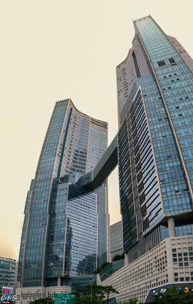 Dramatic aspect. Towers are connected by a skybridge, which is a distinctive feature highlighted in the image. 