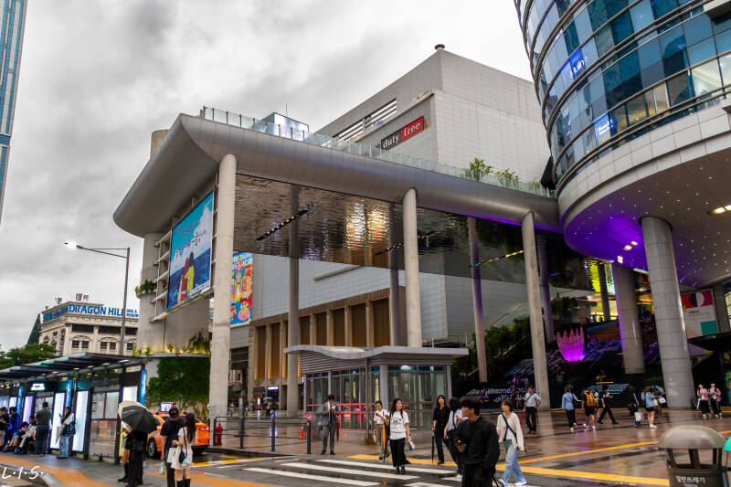 Reflective design on modern bldg.