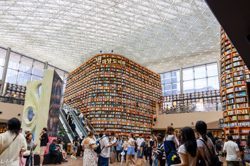 Amazing design of Starfield Library 