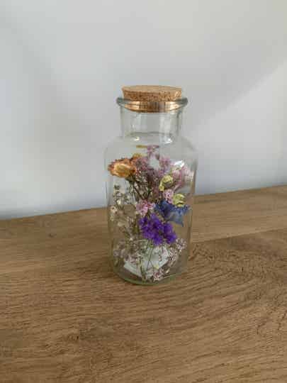 Pot met droogbloemen