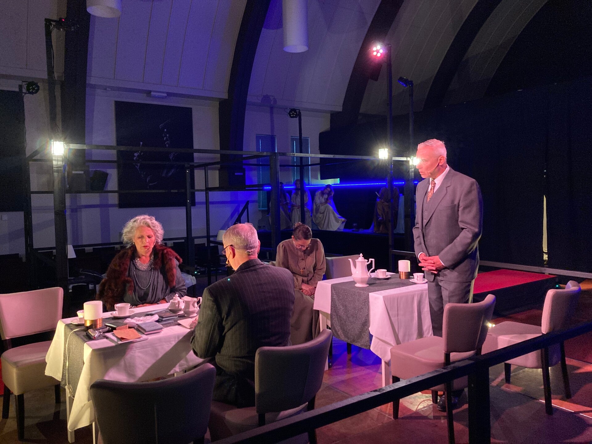 Regiseeren. Op de foto staan twee vrouwen die zitten te drinken op de bank.