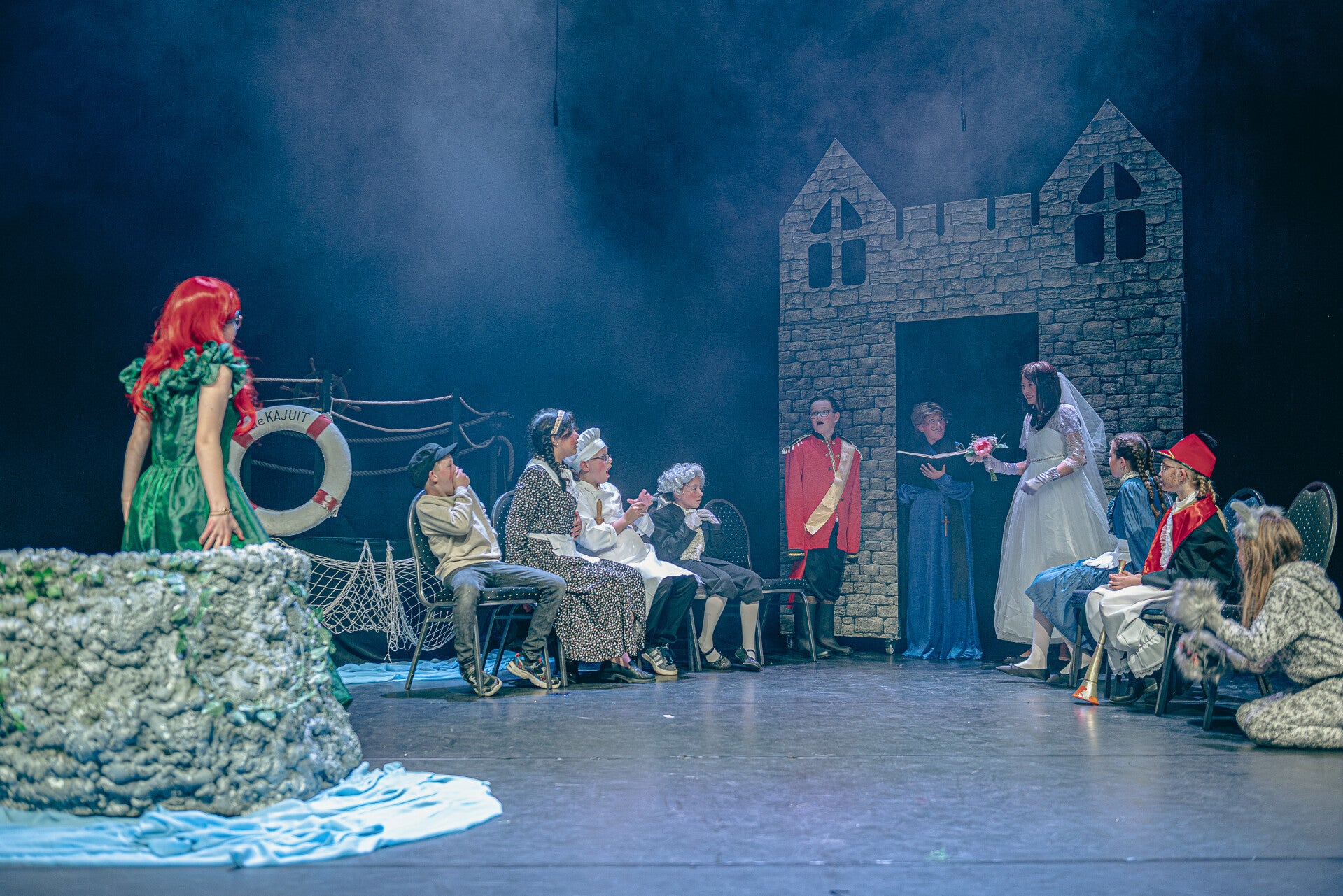 Theaterles Stroefjes. Op de foto staan vier kinderen in kostuum, tijdens hun repetitie.
