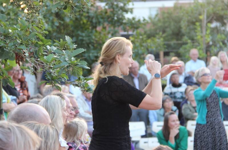 Voorstelling-in-één-dag. Op de foto staat een van de docenten kinderen te begeleiden vanaf de zijkant.