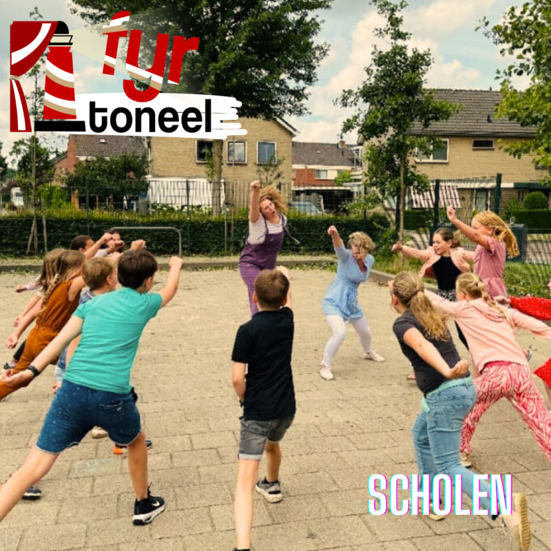 Dramaworkshops voor scholen. Op de foto staan kinderen en volwassenen die een warming-up doen. 