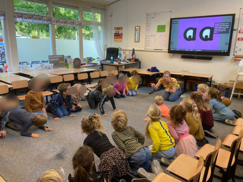 Laat maar spelen, dramalessen. Op de foto staat een schoolklas, die een les Laat maar spelen krijgt van José.