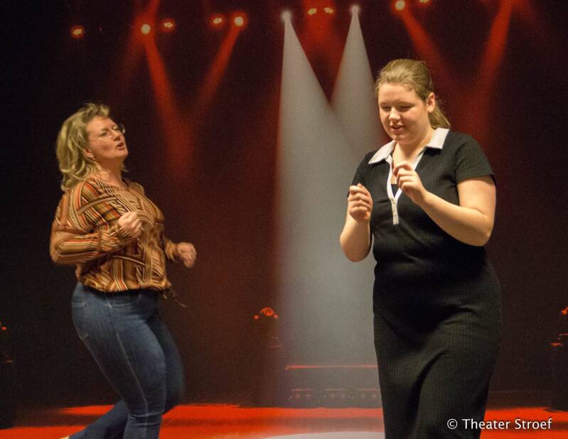 Theaterworkshop volwassenen. Op de foto staan twee vrouwen die doen alsof ze hardlopen.
