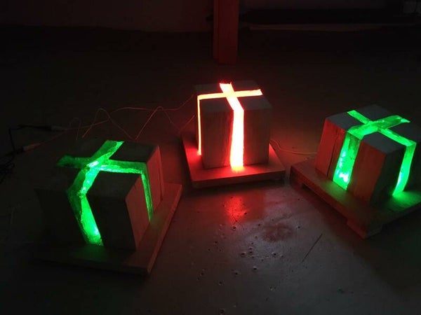 Würfelförmige Lampe aus Holz und Epoxidharz